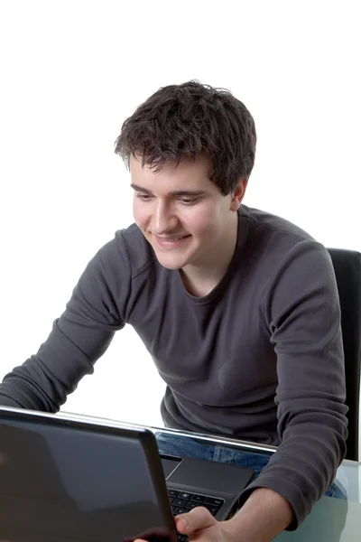 Succesvolle student werkt aan zijn laptop — Stockfoto