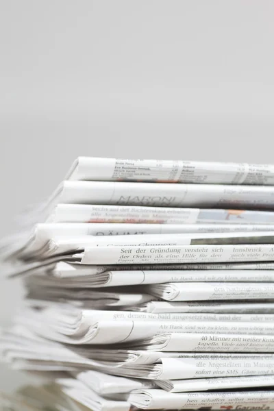 Az újságok és magazinok, rendezetlen verem — Stock Fotó
