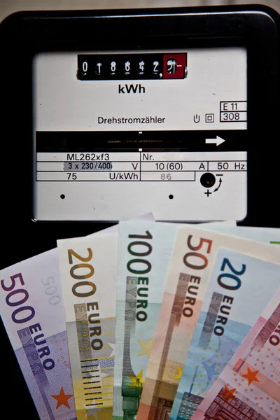 Elektrische meter met geld — Stockfoto