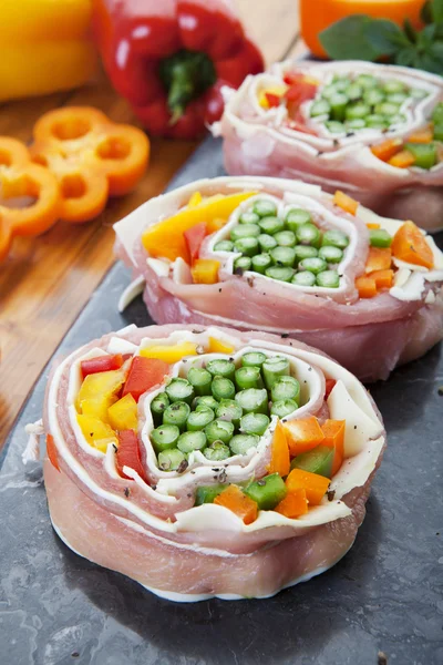 Свинина с овощами и сыром — стоковое фото