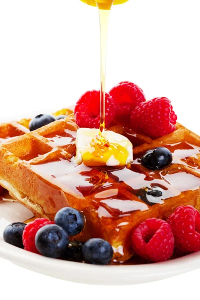 Xarope derramando sobre waffles — Fotografia de Stock