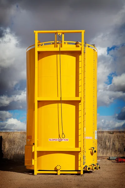 Tanque de almacenamiento de aceite inferior inclinado — Foto de Stock