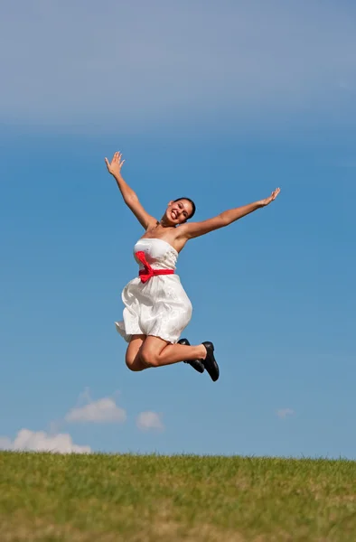 Glimlachend springen meisje — Stockfoto