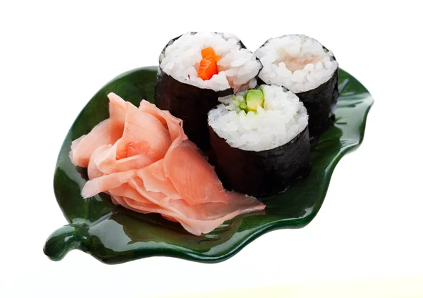 Sushi e gengibre em uma folha — Fotografia de Stock
