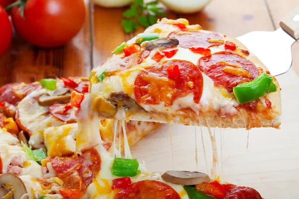 Pizza typu deluxe — Zdjęcie stockowe