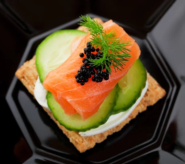Caviar y Canapé de Salmón — Foto de Stock