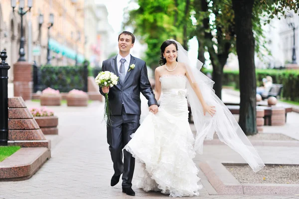 Braut und Bräutigam amüsieren sich in der Altstadt — Stockfoto