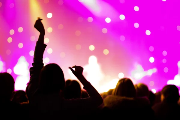Kalabalık bir konserde seyirciler kadar eller yükselterek — Stok fotoğraf