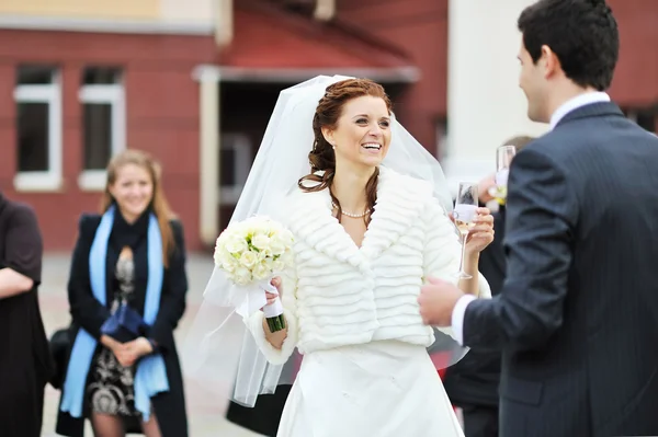 Bruid en bruidegom champagne drinken op hun bruiloft — Stockfoto