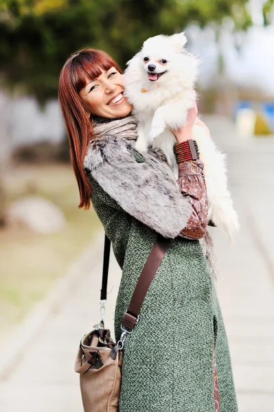Neşeli genç bir kadın ile köpek oynama — Stok fotoğraf