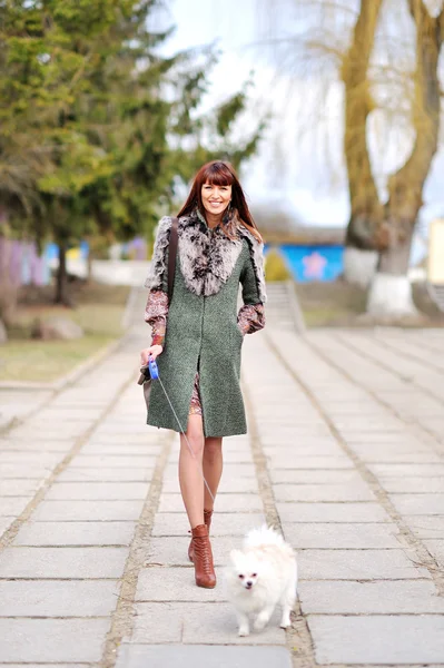 Mladá dáma, pěšky přes její štěně — Stock fotografie
