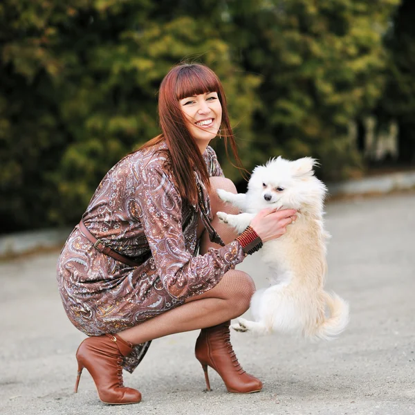 かわいい puppie と幸せな若い女の子屋外 — ストック写真