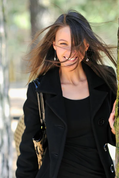 Porträt einer schönen jungen Frau, die lächelt. Fokus auf Haare — Stockfoto