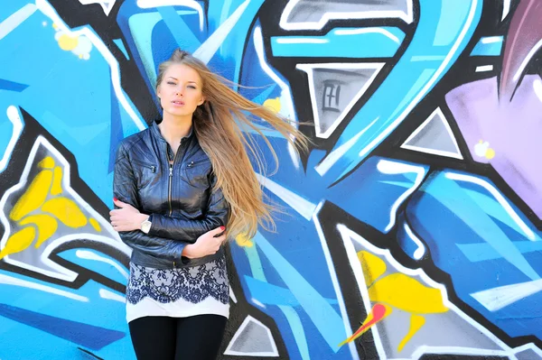 Graffitti duvara karşı kızı — Stok fotoğraf