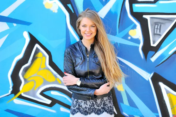 Νεαρός ξανθιά γυναίκα ομορφιά θέτουν μπροστά από το πολύχρωμο γκράφιτι — Φωτογραφία Αρχείου