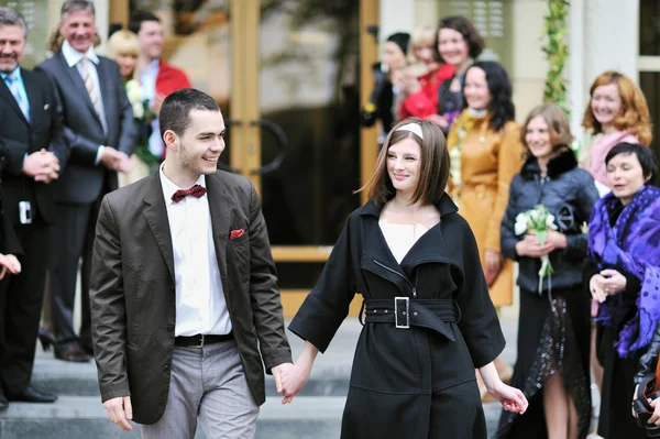 Noiva feliz e noivo andando juntos — Fotografia de Stock