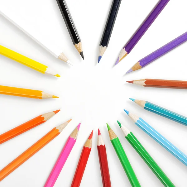 Κοντινό πλάνο μολύβια χρώματος με διαφορετικό χρώμα πάνω από το λευκό έκφραση — Φωτογραφία Αρχείου