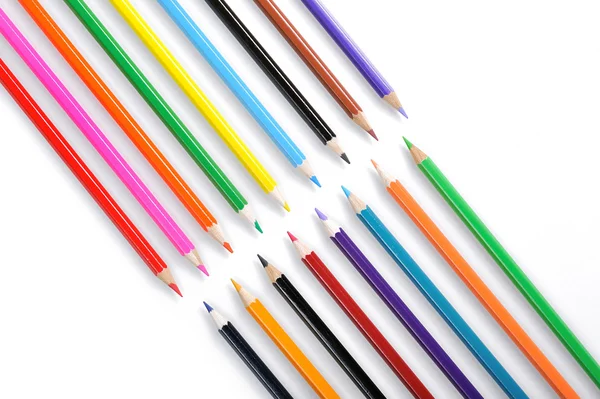 Valikoima värillisiä kyniä varjossa valkoisella pohjalla — kuvapankkivalokuva