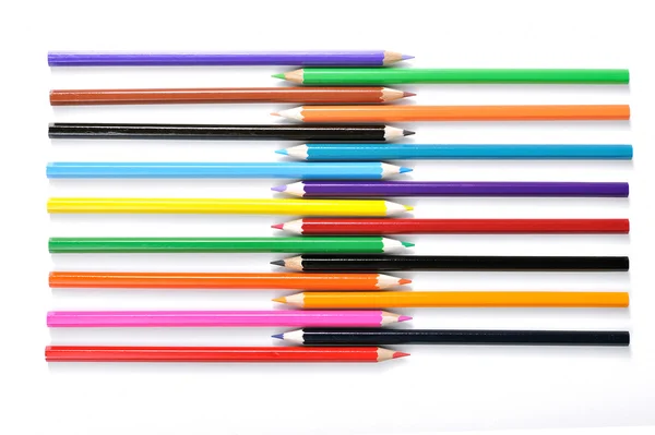 하얀 배경에 있는 천연색 연필을 가까이 서 본 모습 — 스톡 사진