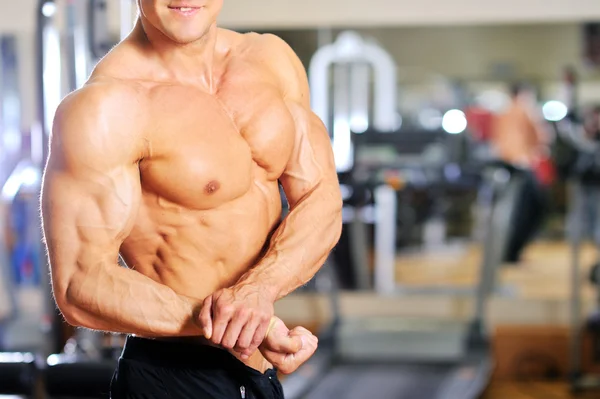 Torso masculino muscular de fisiculturista. Biceps. — Fotografia de Stock