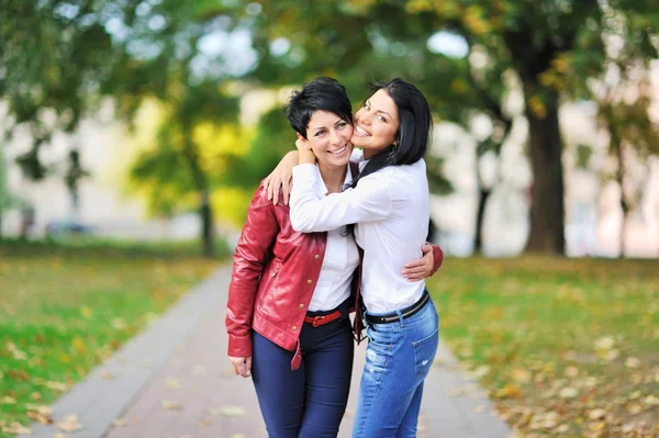Portrait Of Mother And Daughter In Park — Stock Photo, Image