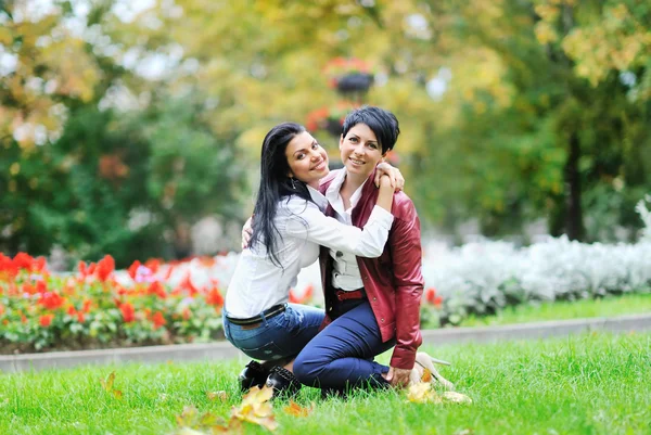 Mor och dotter i en park — Stockfoto