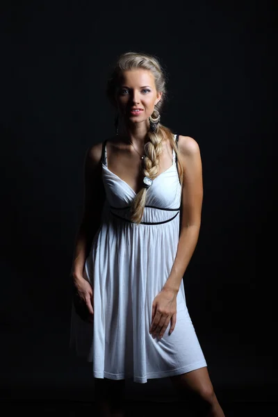 Koyu arka plan üzerinde poz beyaz elbiseli güzel Bayan — Stok fotoğraf