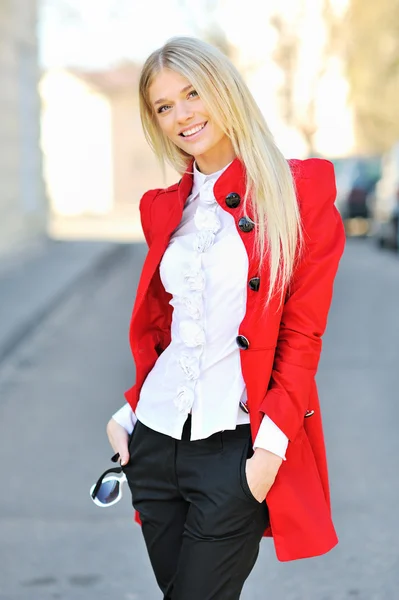 Krásná mladá dáma s úsměvem a poutavý venku — Stock fotografie