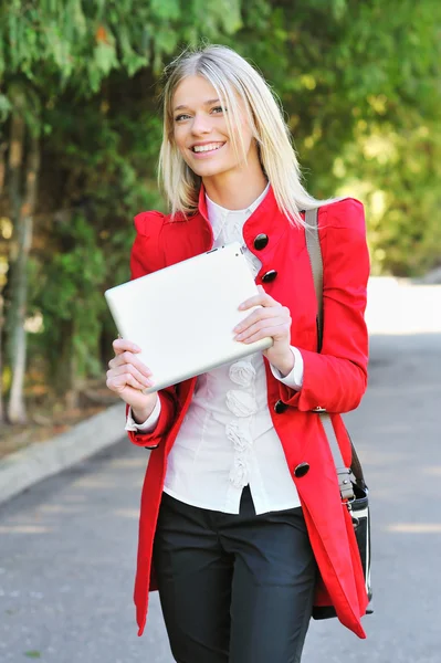 Usměvavá mladá žena venku pomocí počítače tablet pc — Stock fotografie