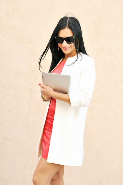 Female in sunglasses using tablet pc outdoors — Stock Photo, Image