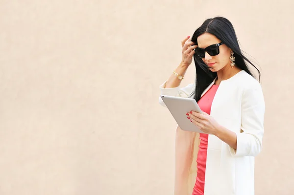 Mulher bonita usando tablet pc ao ar livre — Fotografia de Stock