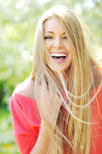 Крупним планом красива молода жінка сміється насолоджуючись літніми днями — стокове фото