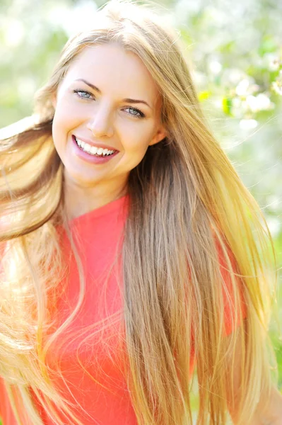 Porträt einer fröhlich lächelnden jungen schönen blonden Frau, — Stockfoto
