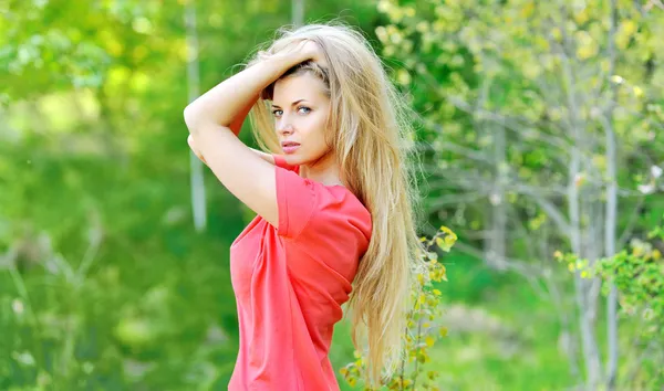 美しい若い女性が屋外でポーズ — ストック写真