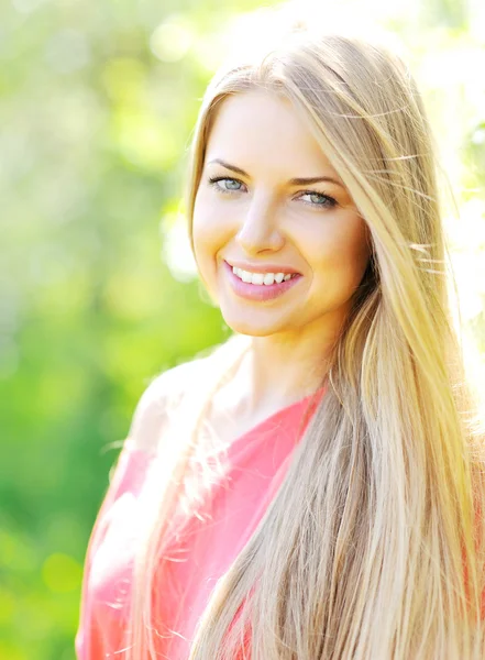 Closeup portrait of cute young woman smiling — Stock Photo, Image