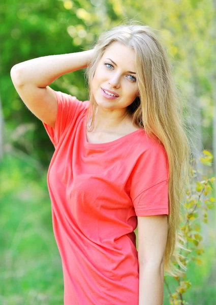 Portrait d'heureuse jeune femme blonde souriante et joyeuse , — Photo