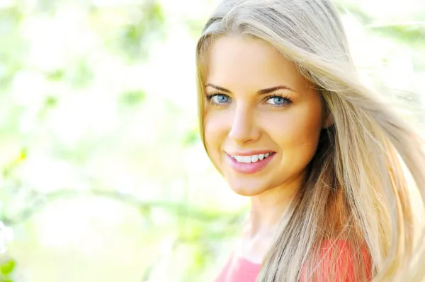 Närbild av glada glada leende ung vacker blond kvinna, o — Stockfoto