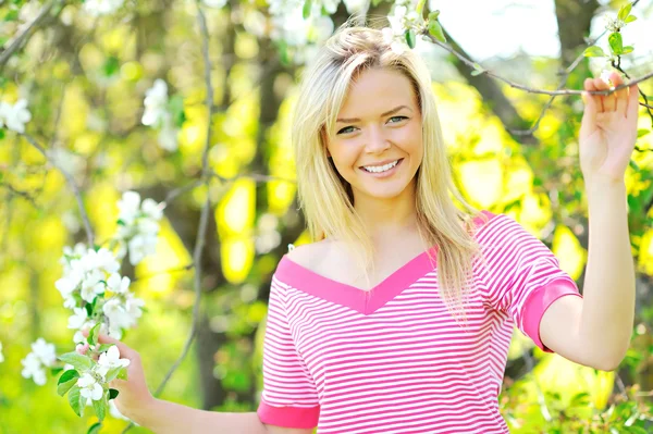 Young beautiful blond woman smiling and having fun outdoors - Cl — Stock Photo, Image