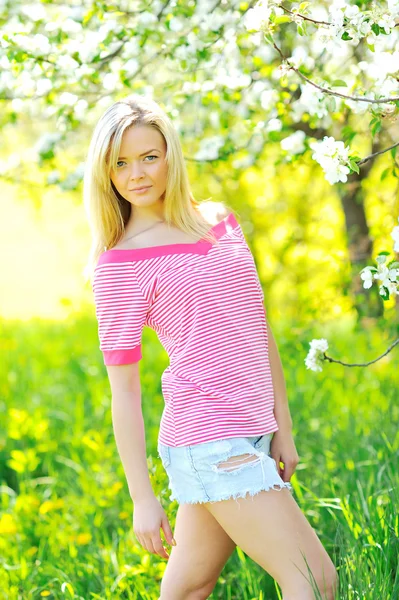Beautiful girl outdoors — Stock Photo, Image