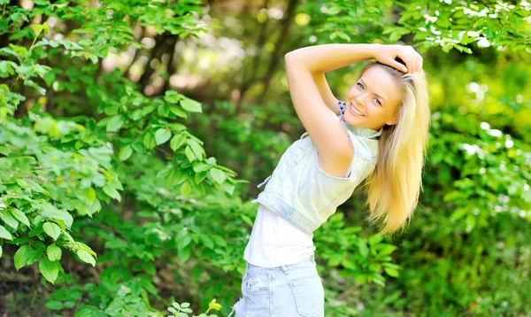 Beautiful young woman posing outdoors — Stock Photo, Image