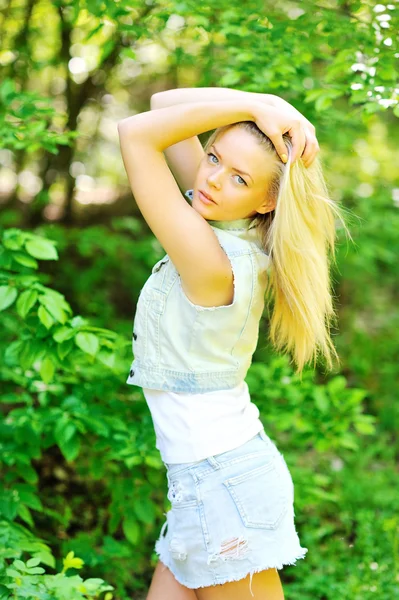 Bela jovem mulher posando ao ar livre — Fotografia de Stock