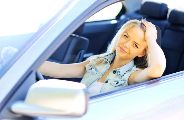 Jonge mooie vrouw in haar nieuwe auto - closeup — Stockfoto