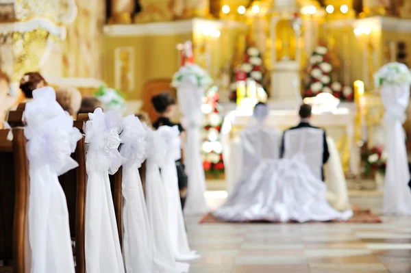 Hermosa decoración de boda de flores en una iglesia —  Fotos de Stock