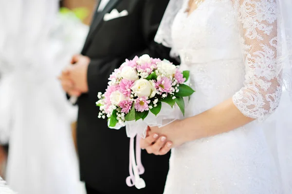 Νύφη κρατώντας όμορφο ροζ γάμο λουλούδια μπουκέτο — Φωτογραφία Αρχείου