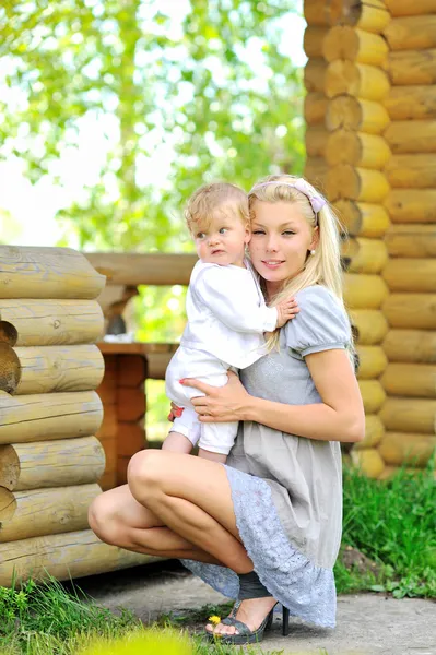 Portret van jonge mooie moeder en haar kleine jongen - buitenshuis — Stockfoto