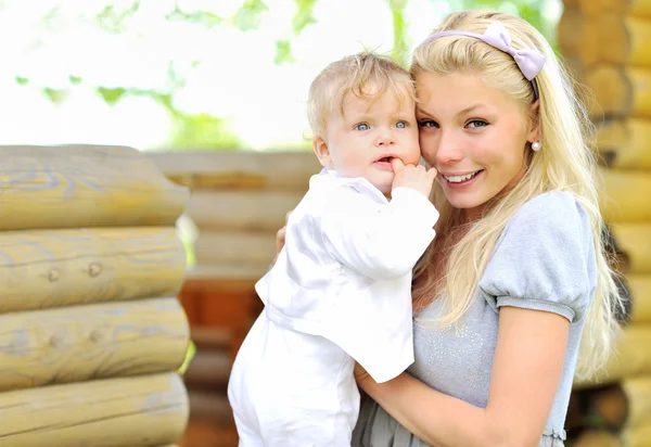 Giovane madre sorridente e suo figlio — Foto Stock