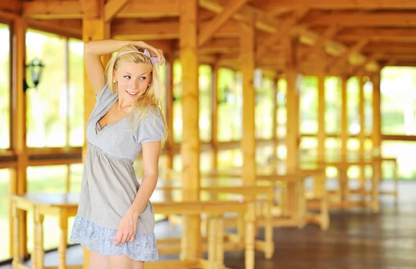 Piękna kobieta, patrząc na miejsce w pobliżu drewnianej konstrukcji — Zdjęcie stockowe