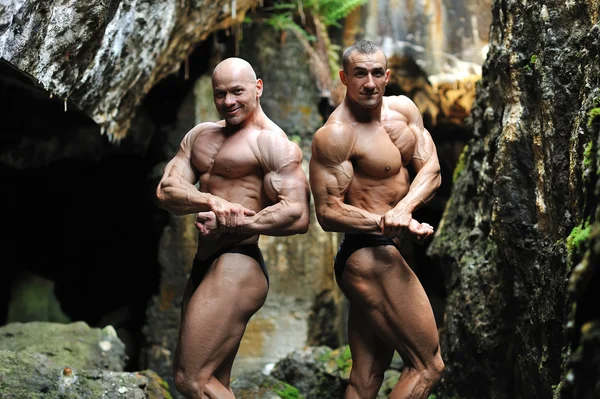 Dois fisiculturistas posando — Fotografia de Stock