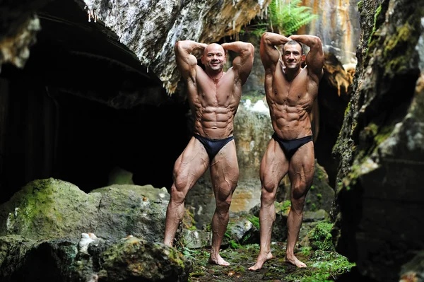 Deux bodybuilders posant — Photo