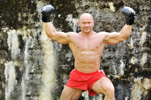 Νέοι ισχυρή boxerman που θέτουν σε εξωτερικούς χώρους — Φωτογραφία Αρχείου